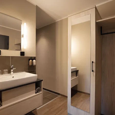 Seehotel Heidehof Отель Klein Nemerow